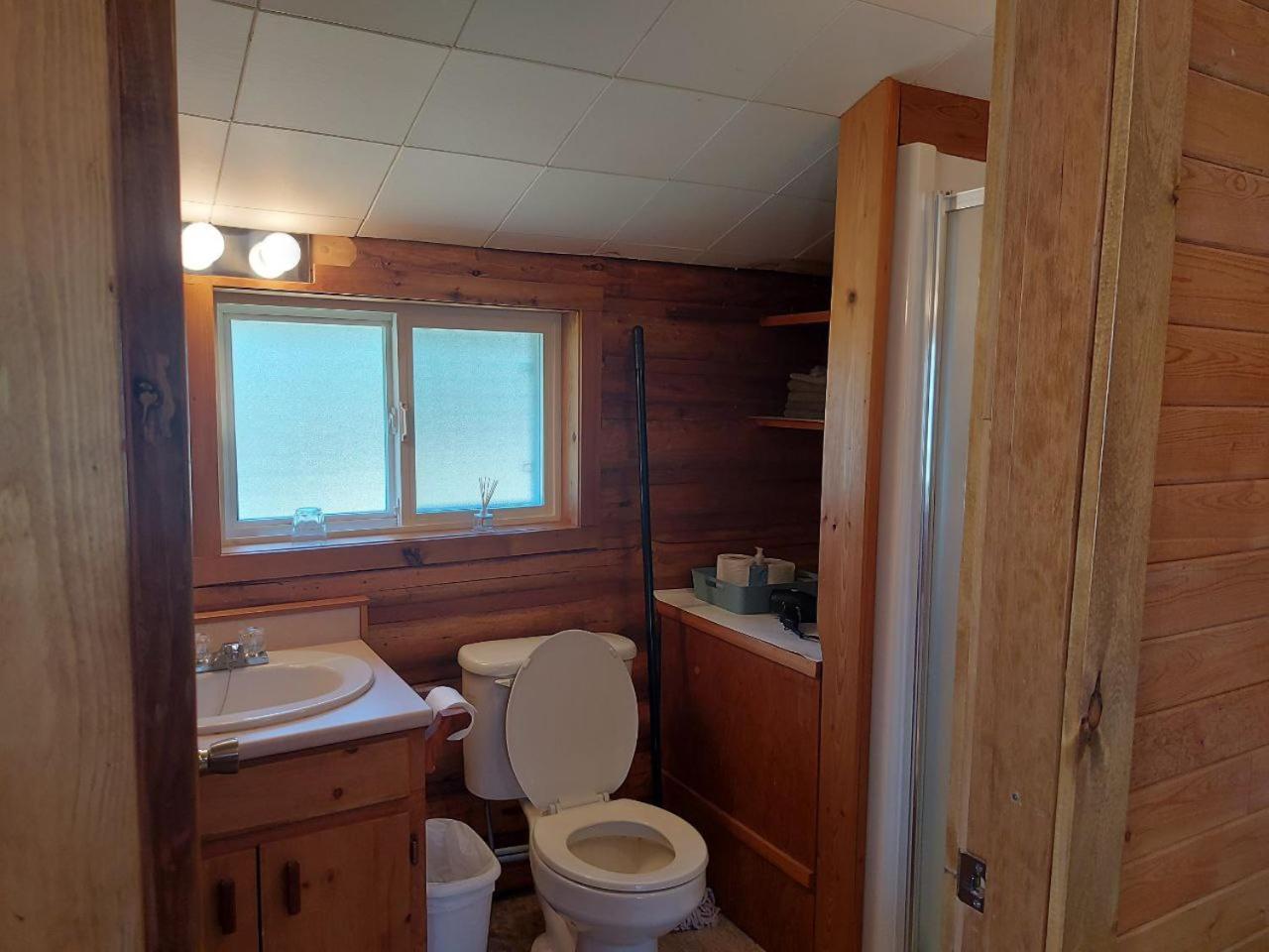 Escott Bay Resort Anahim Lake Екстериор снимка